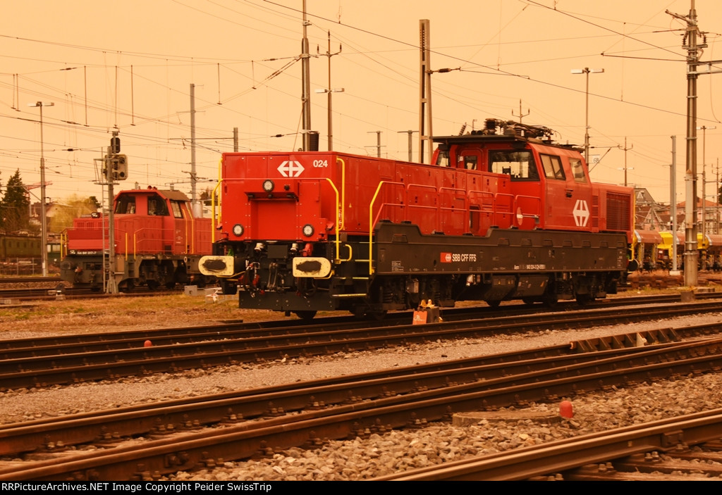 SBB Aem 940 switcher, #940 024 in Sahara sand dust. This is the newest class of switchers we have.